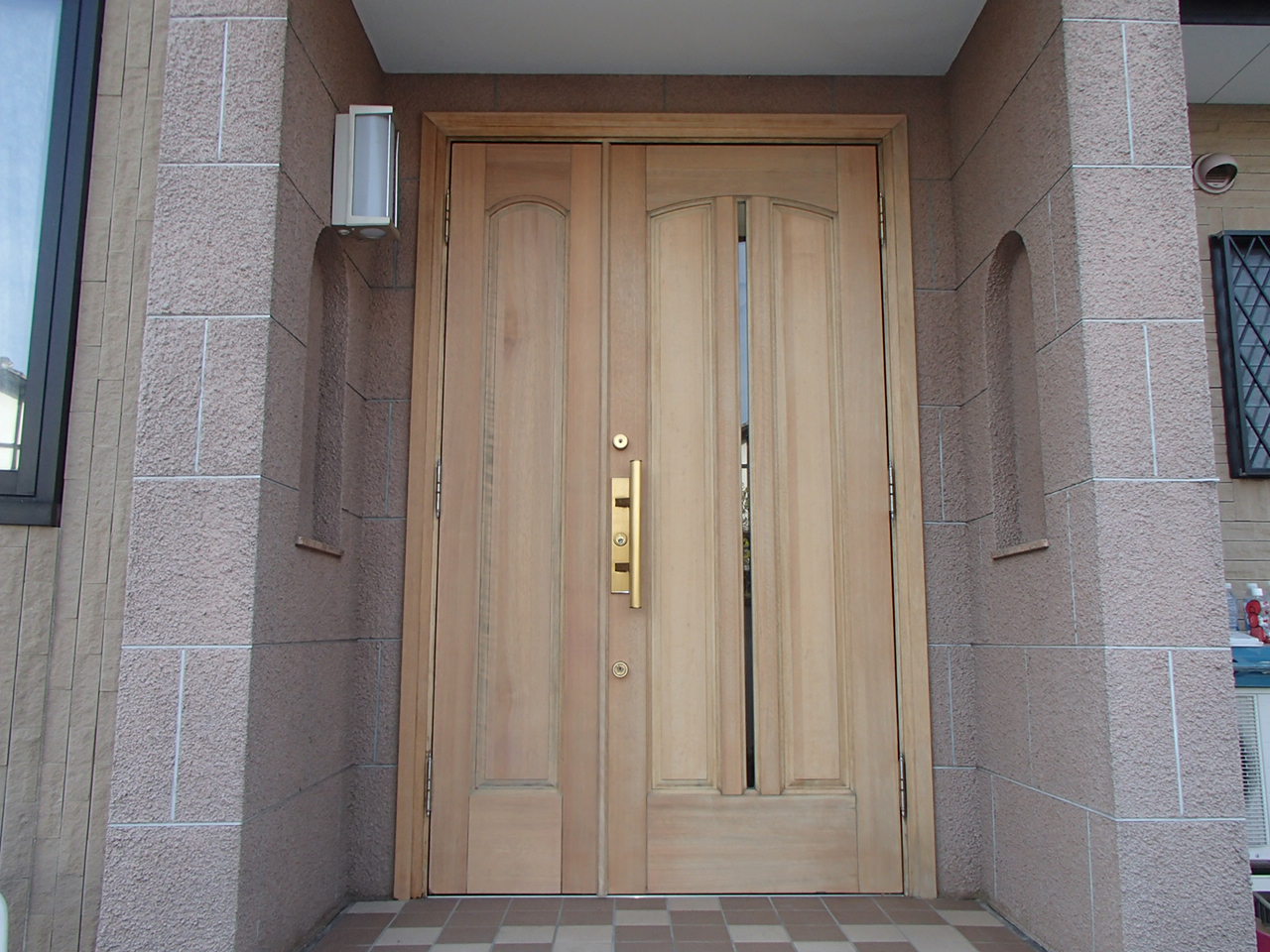 復元工法・施工実績　横浜市内木製玄関ドア復元工事施工中
