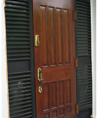重厚感のある木製玄関ドア。自然な風合いを甦らせます。